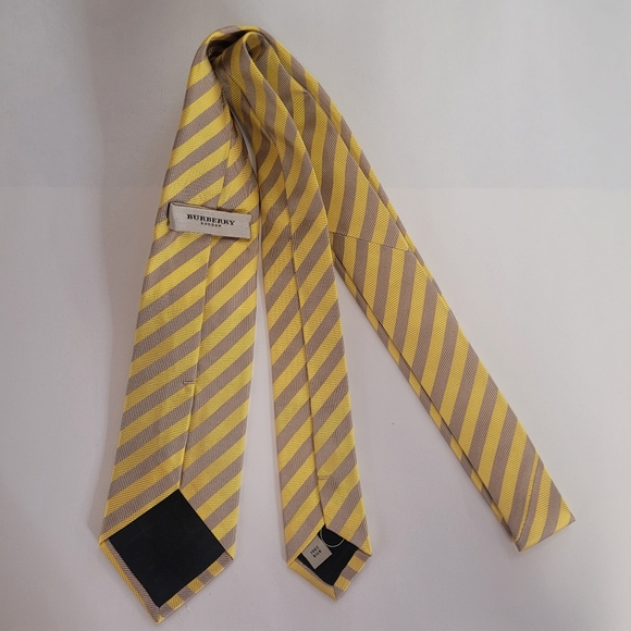 BURBERRY silk Tie. Herringbone stripe silk tie. Yellow and taupe - Picture 7 of 8